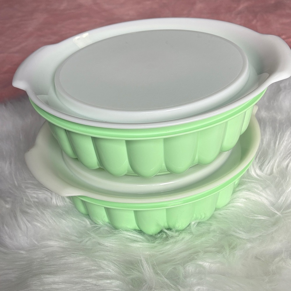 Tupperware Mint Green and White Jello-Ring